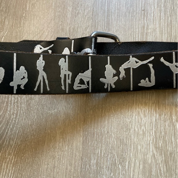 Vintage NO FEAR Black Silver Stripped Exotic Dancer Print Leather Belt  28/33” - Picture 5 of 7